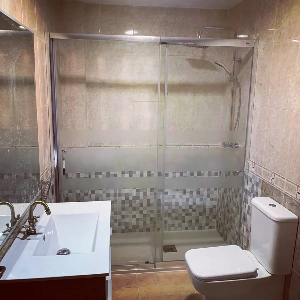 Ducha con mampara corredera y banda de mosaico