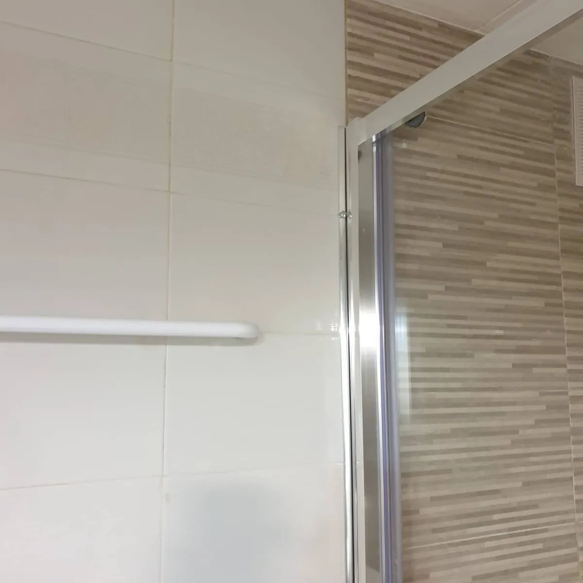 Ducha con revestimiento en relieve y mampara de vidrio