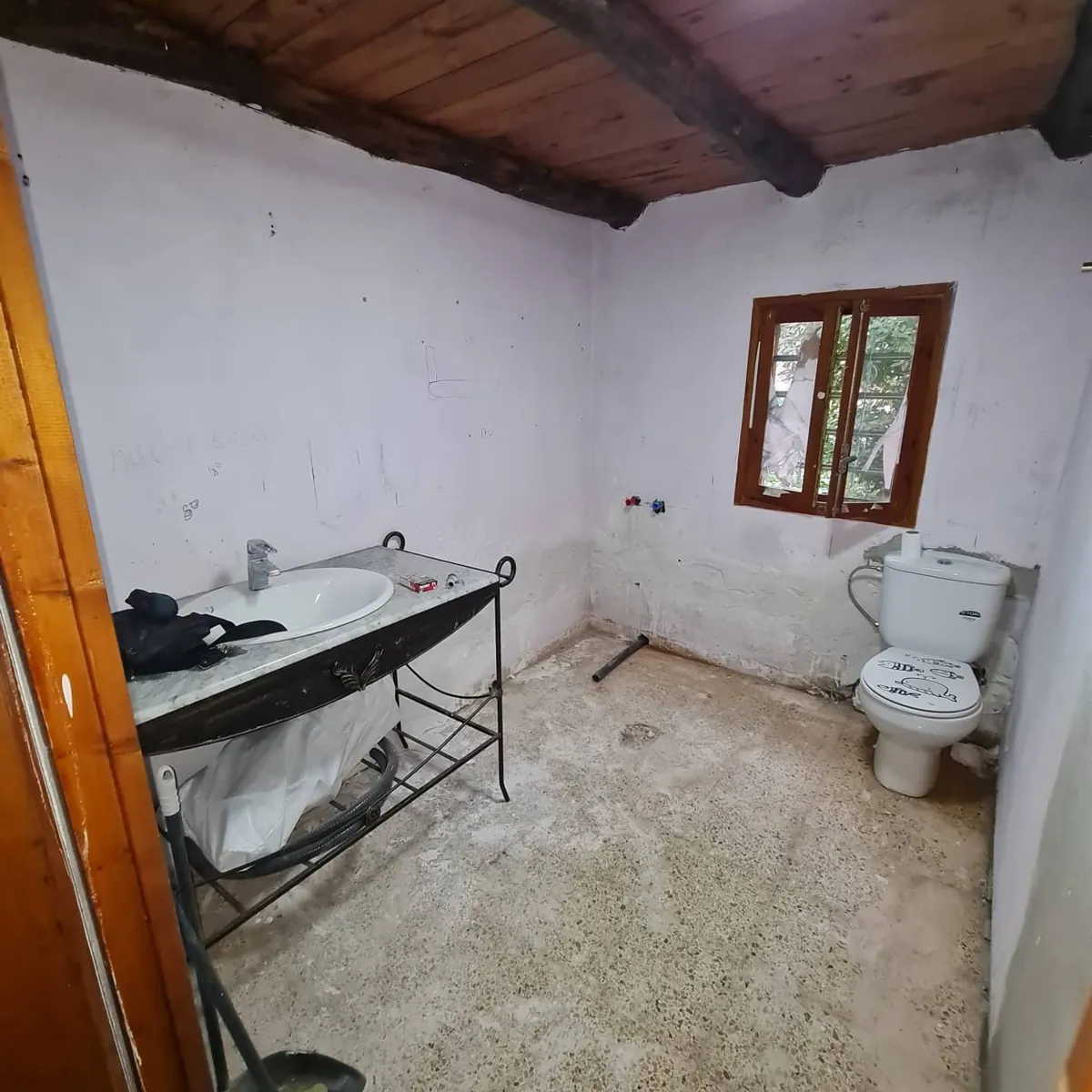 Antes: Baño rehecho conservando las vigas de madera, con alicatado hasta el techo, mosaico, bañera nueva y radiador toallero