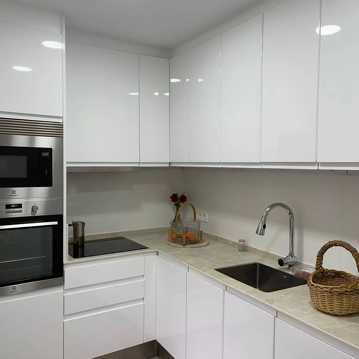 Cocina blanca brillo con horno y microondas en columna