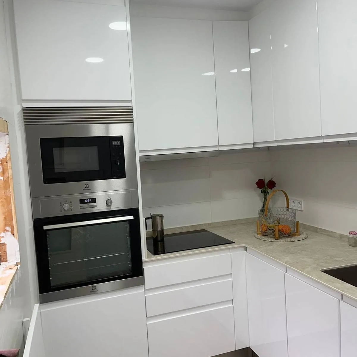 Cocina lacada en blanco con electrodomésticos integrados