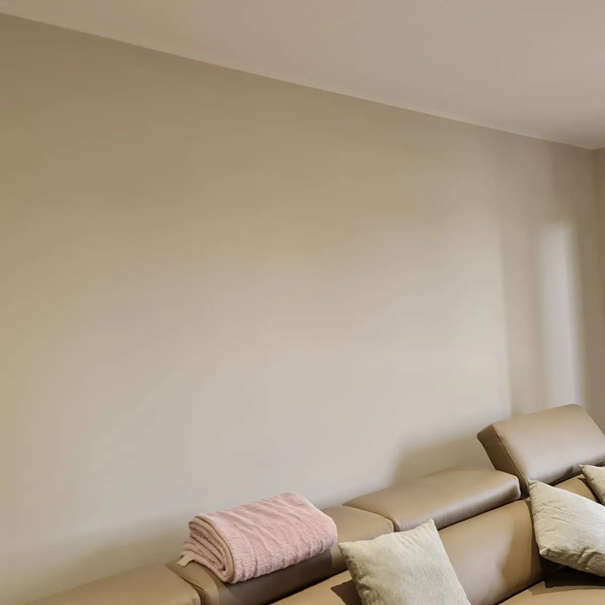 Sala acabada amb il·luminació encastada